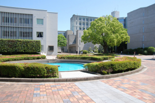 噴水周りの風景（平成27年5月）