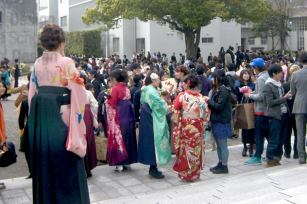 学位記授与式の様子（平成27年3月芸工Webサイト掲載）